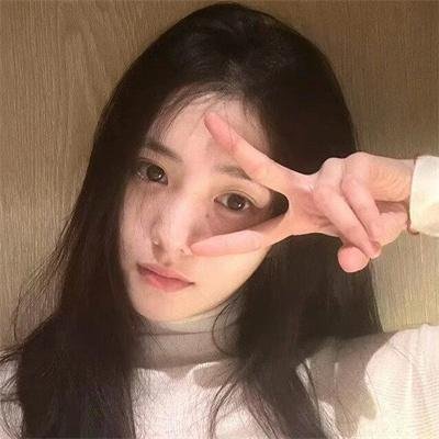 照片中的女孩
